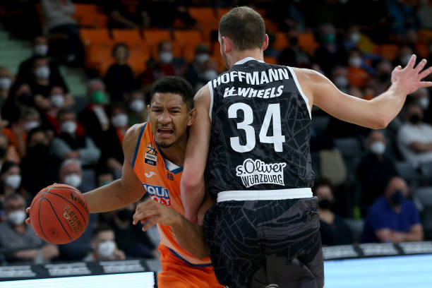 气氛紧张的 气氛紧张的